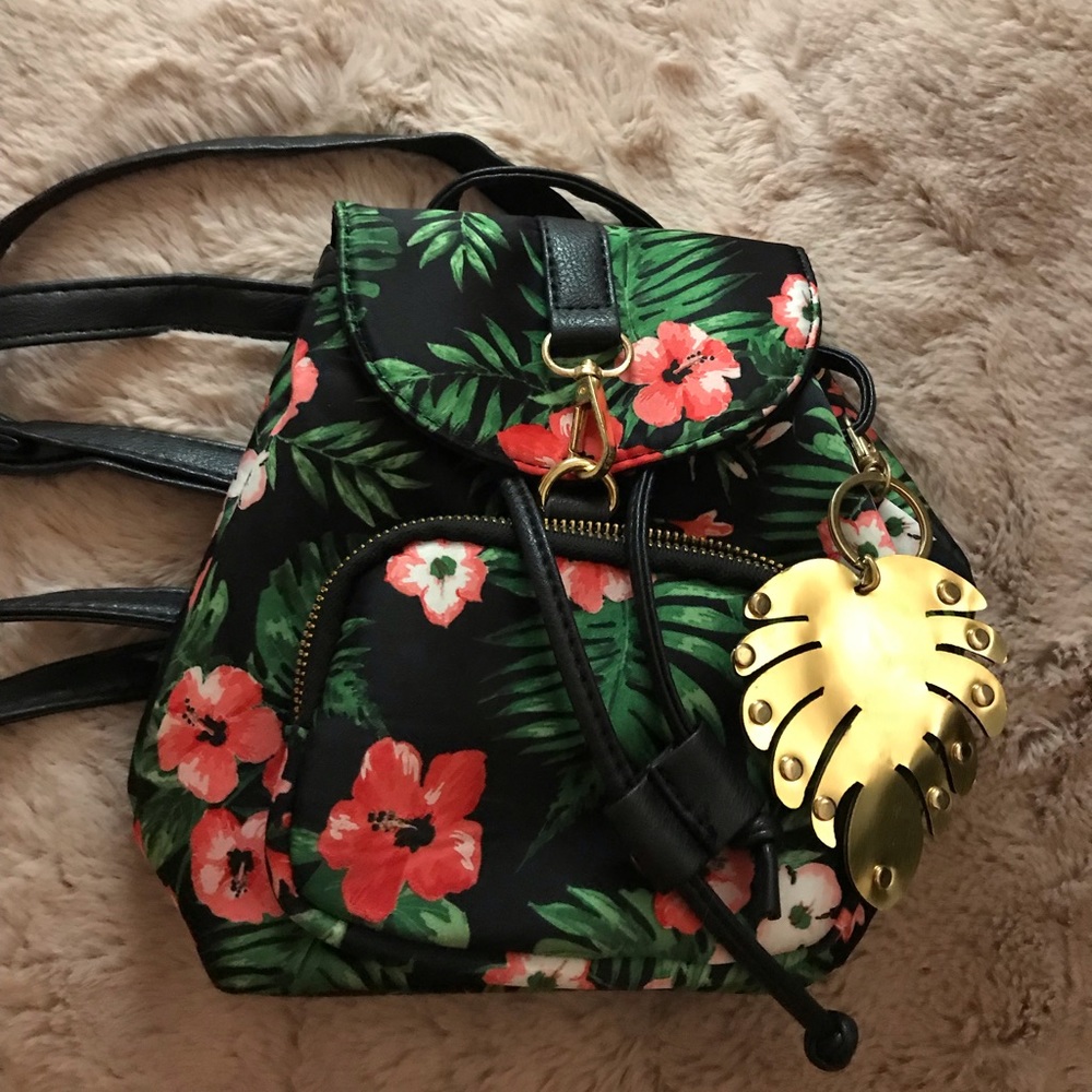 Mini backpack with leaf Keychain